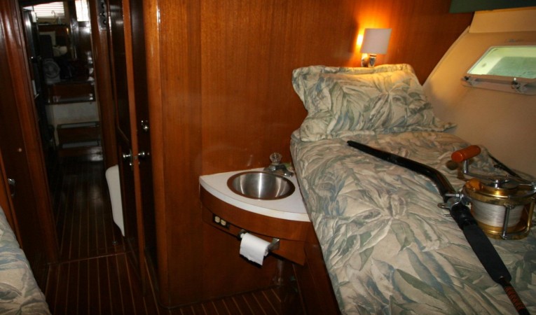 41 Hatteras Forward Stateroom Vanity