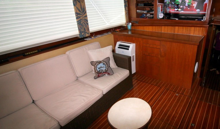 41 Hatteras Salon Port