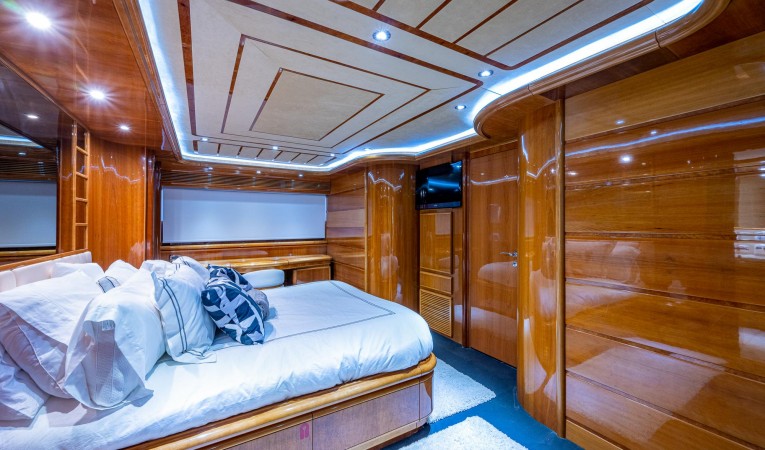 94 Ferretti 