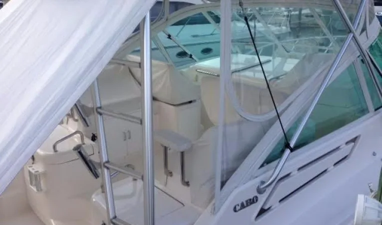 32 Cabo Yachts 