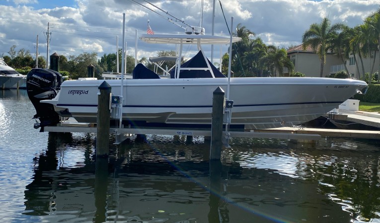 32 Intrepid Stbd Profile