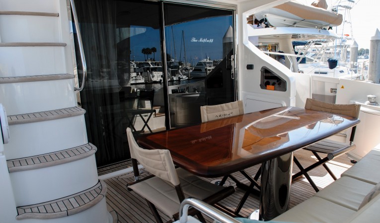 60 Azimut Cockpit w/ Beautiful Table