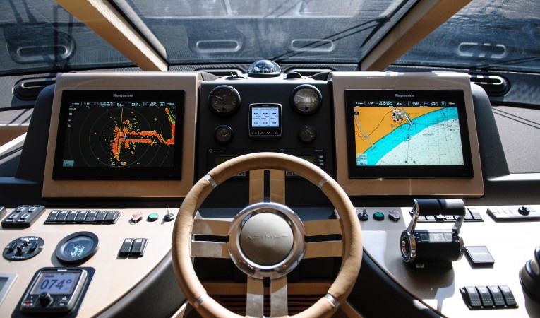 60 Azimut Pilot House Helm