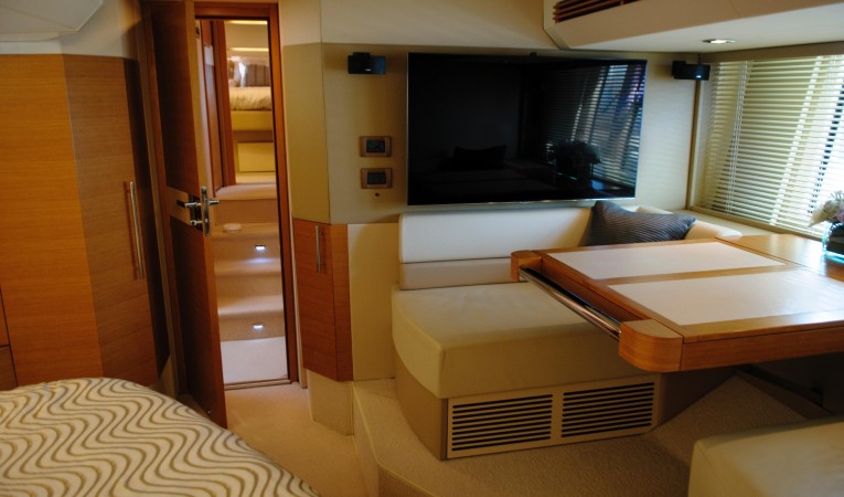 60 Azimut Master Cabin Lounge Desk