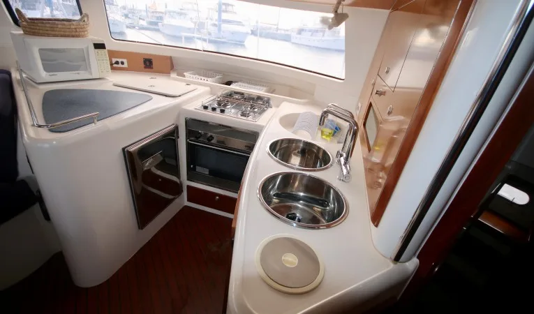 43 Fountaine Pajot Galley