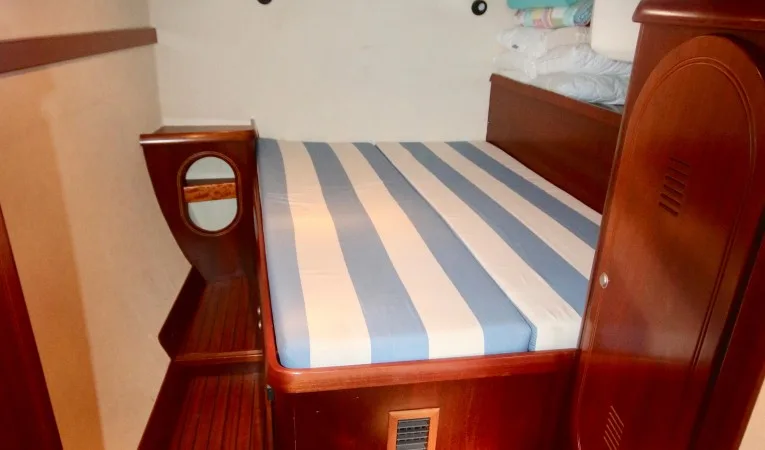 43 Fountaine Pajot Owners cabin