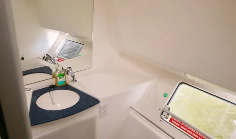 43 Fountaine Pajot Guest head and shower