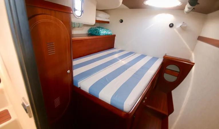 43 Fountaine Pajot Aft guest cabin