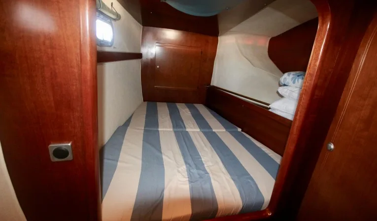 43 Fountaine Pajot Forward guest cabin