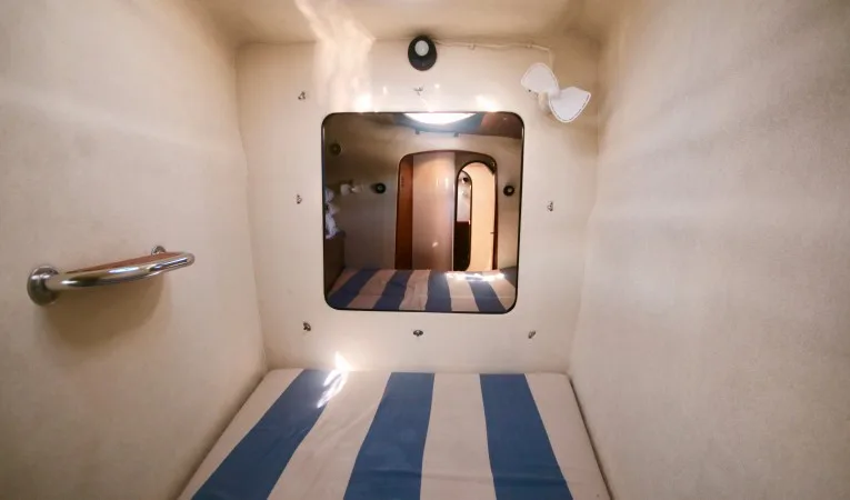 43 Fountaine Pajot Port crew quarters