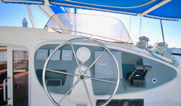 43 Fountaine Pajot Helm