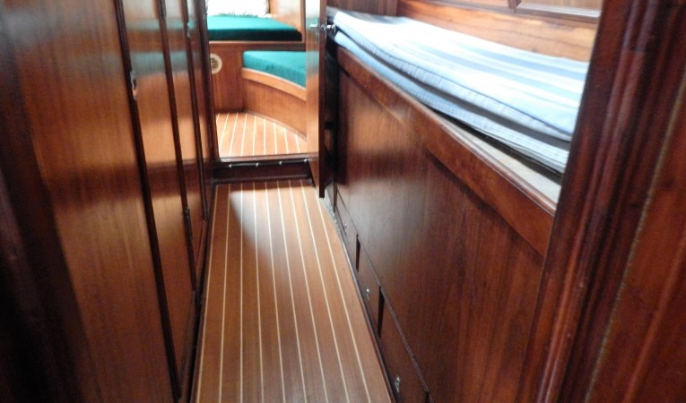 45 Bruce Roberts Walkway to Aft cabin