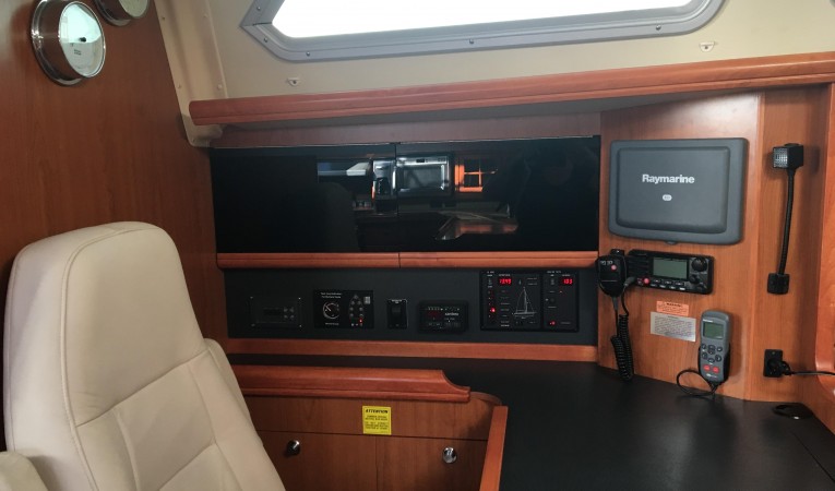 49 Hunter Navigation Station