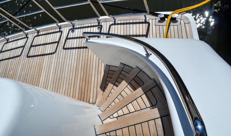 73 Outer Reef Yachts 