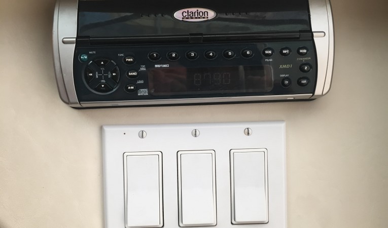 35 Tiara Clarion Stereo