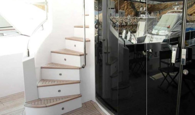 105 Majesty Flybridge Stairs