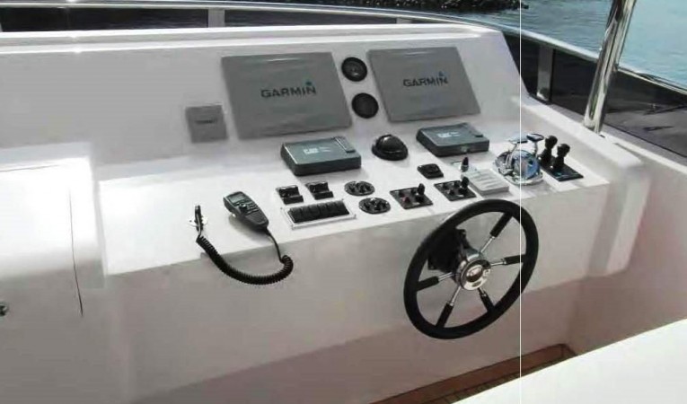 105 Majesty Flybridge Controls