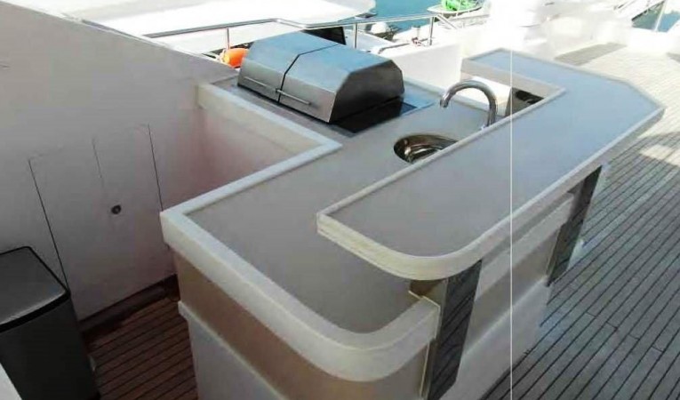 105 Majesty Flybridge Wetbar-Grill