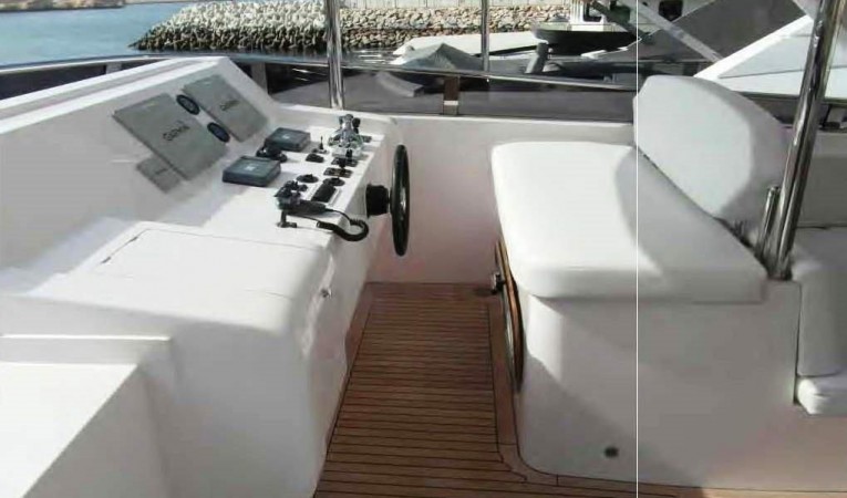 105 Majesty Flybridge Helm