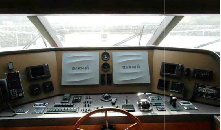 105 Majesty Pilothouse Controls