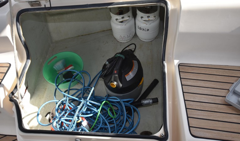 46 Bavaria Port cockpit locker