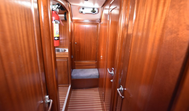 46 Bavaria Dressing area just aft of V-berth