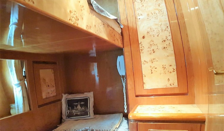 72 Vitech Mid-Guest Cabin