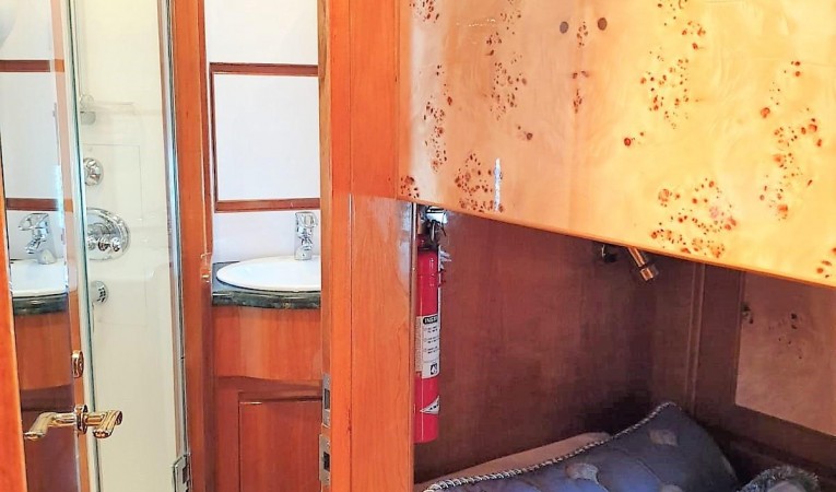 72 Vitech Mid-Guest Cabin