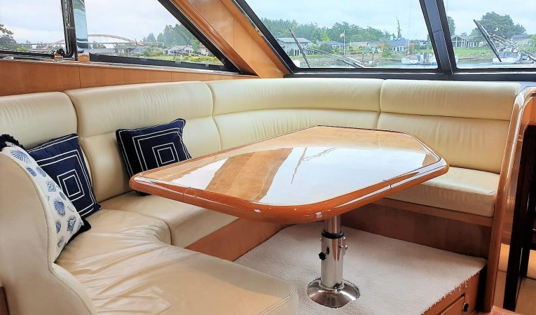 72 Vitech Main deck dining area