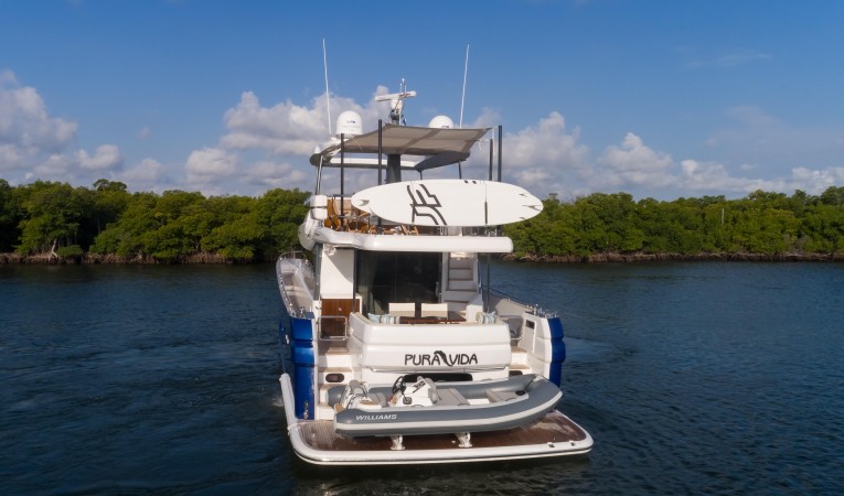 66 Azimut Stern