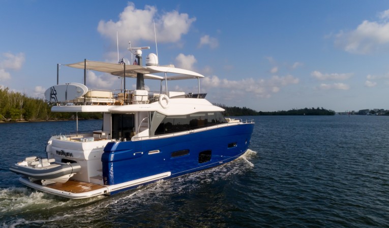 66 Azimut Stern Starboard Profile