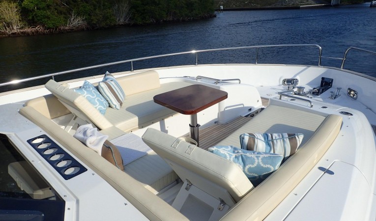 66 Azimut Bow Seating