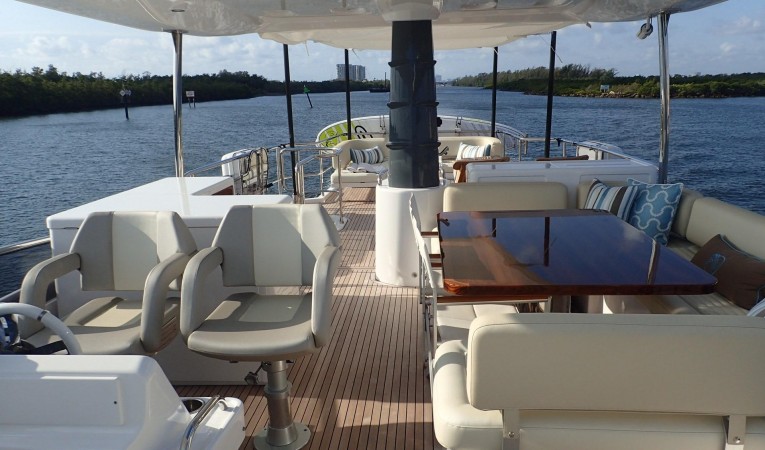 66 Azimut Upper Deck