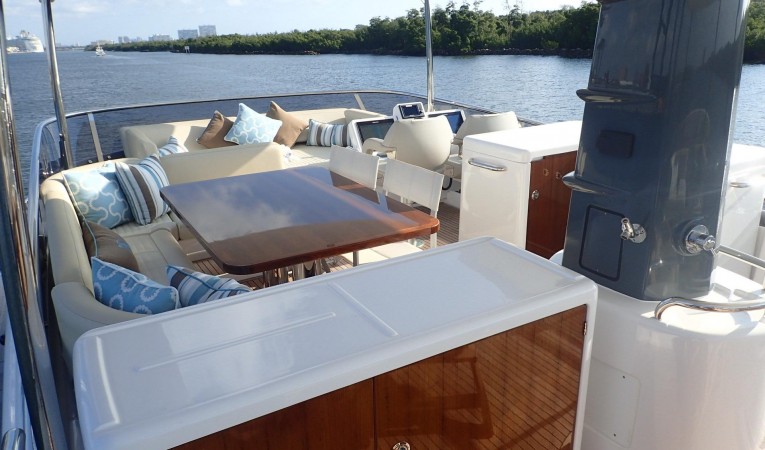 66 Azimut Upper Deck