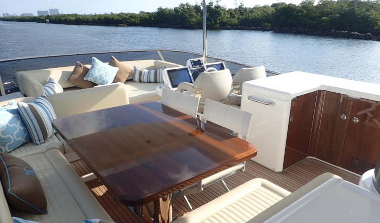 66 Azimut Upper Deck