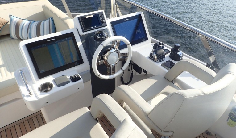66 Azimut Upper Helm