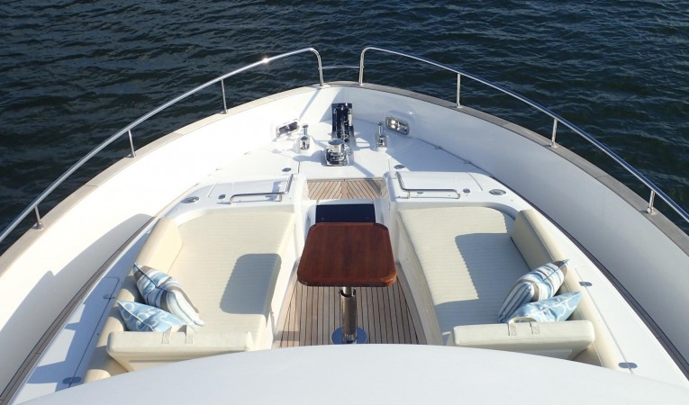 66 Azimut Bow