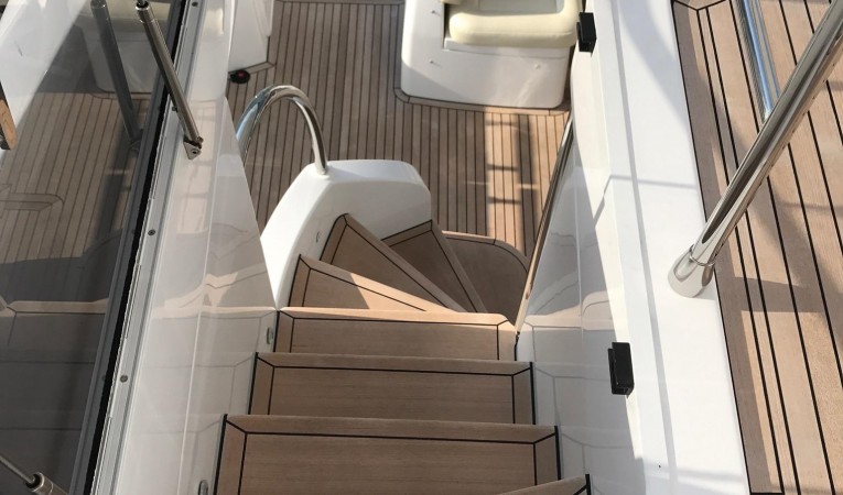 66 Azimut Stairway to Upper Deck
