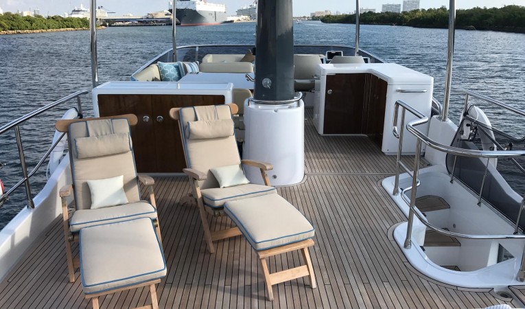 66 Azimut Upper Deck