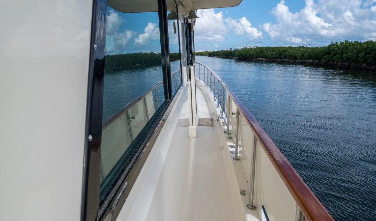 54 Hatteras Stbd Side Deck