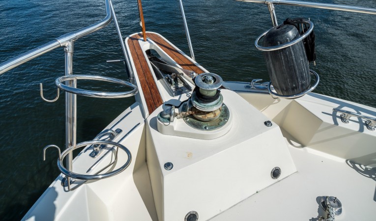 54 Hatteras Windlass and Pulpit