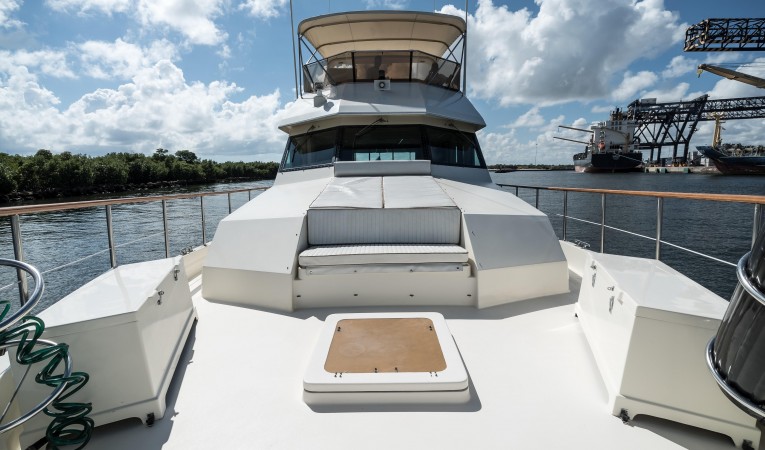 54 Hatteras Bow Facing AFt