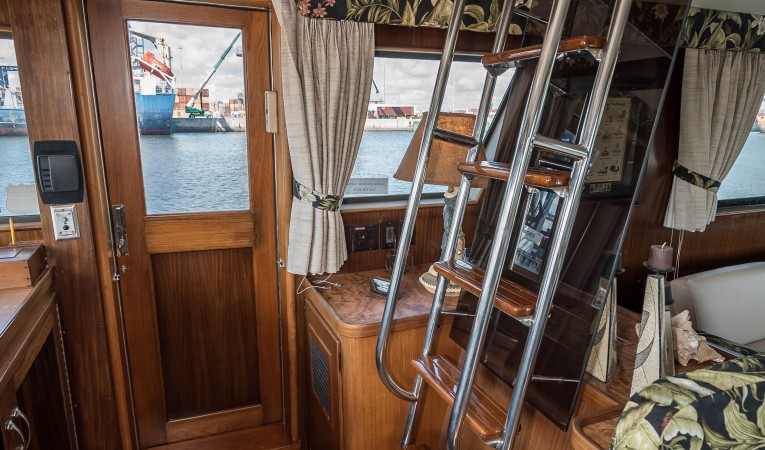 54 Hatteras Stairs to Flybridge