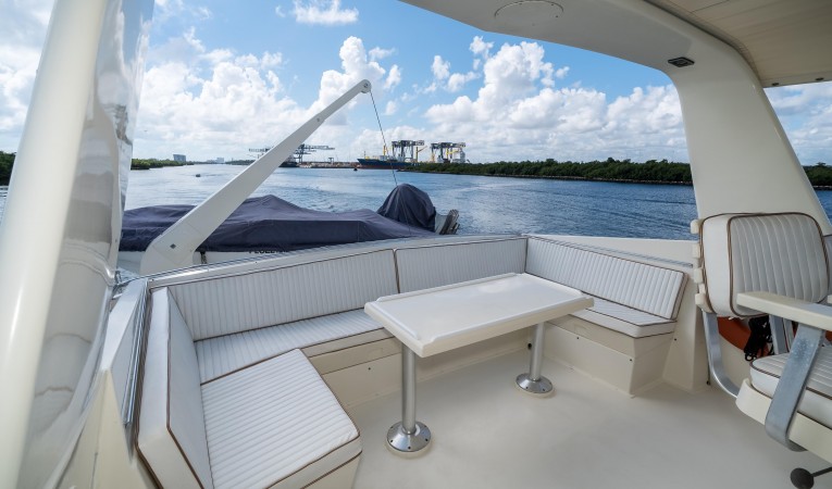 54 Hatteras Flybridge Aft
