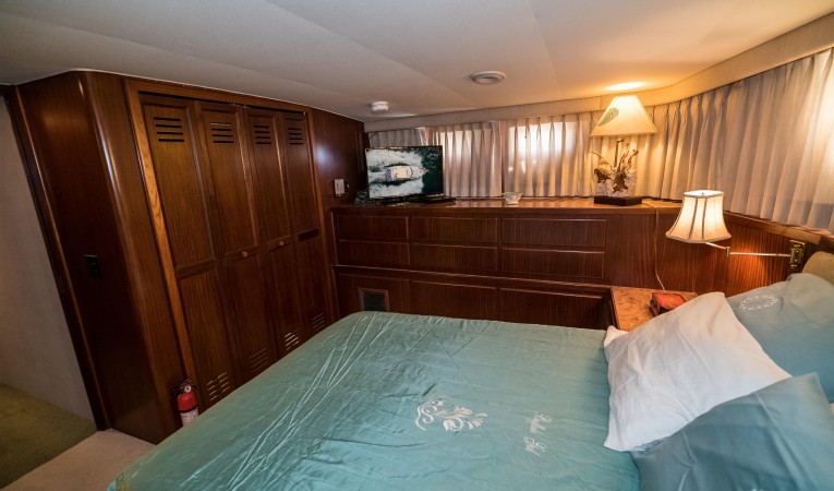 54 Hatteras Master Stateroom Stbd