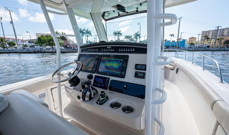 33 Boston Whaler 