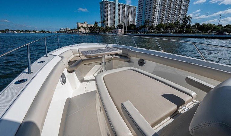 33 Boston Whaler 
