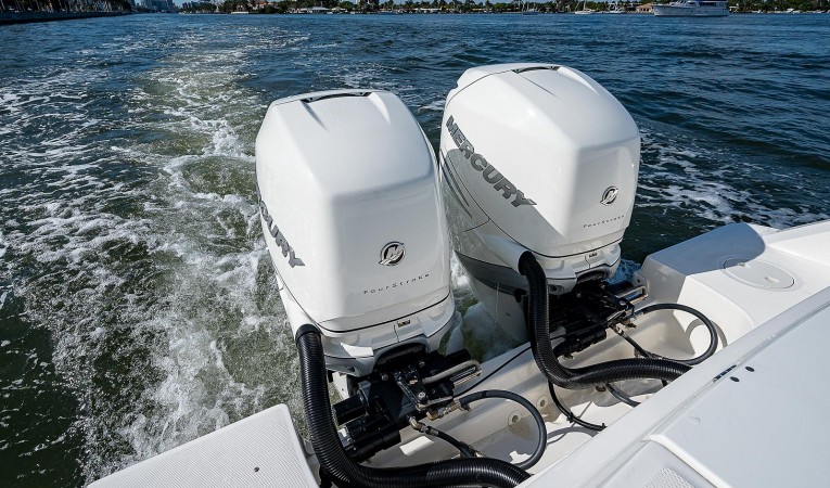 33 Boston Whaler 