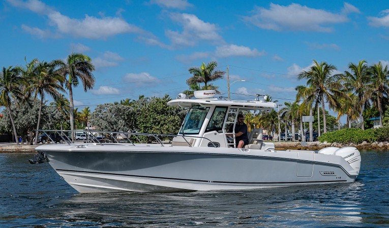33 Boston Whaler 
