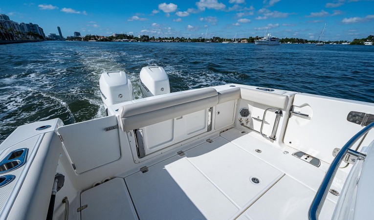 33 Boston Whaler 